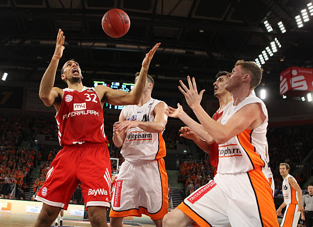 今天体能考验很大！杨瀚森次节被换下脸露疲倦